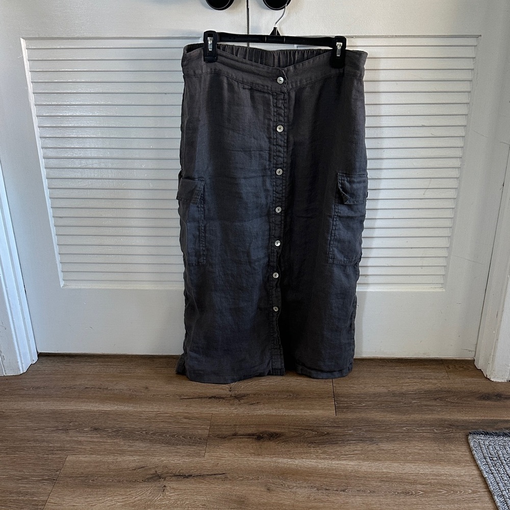 C&C California Dark Gray Button-Front Midi Skirt